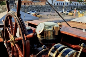 ファントム ボートでカルタヘナ湾に沈む夕日