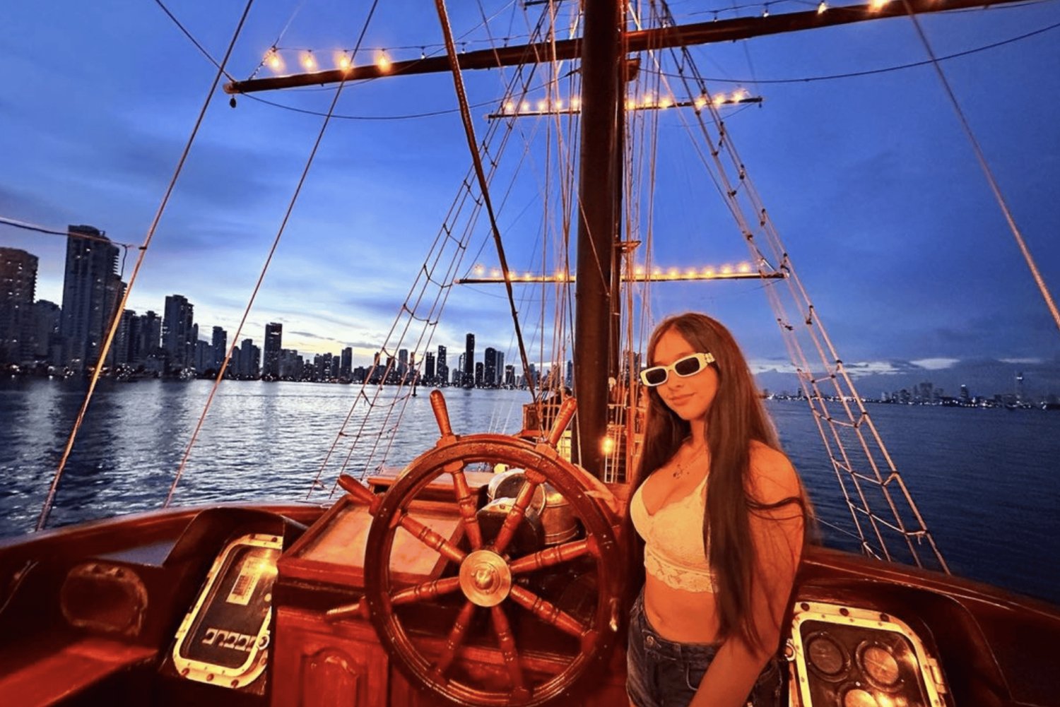 Tramonto sulla baia di Cartagena sulla Phantom Boat