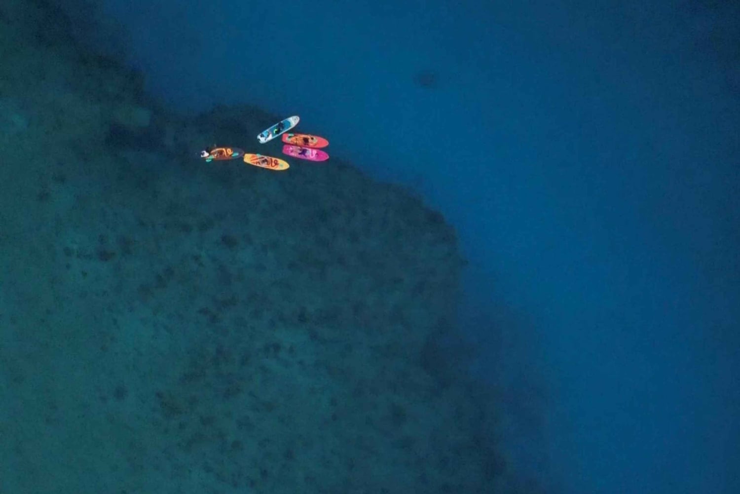 Paddleboarding o zmierzchu na San Andres Islas