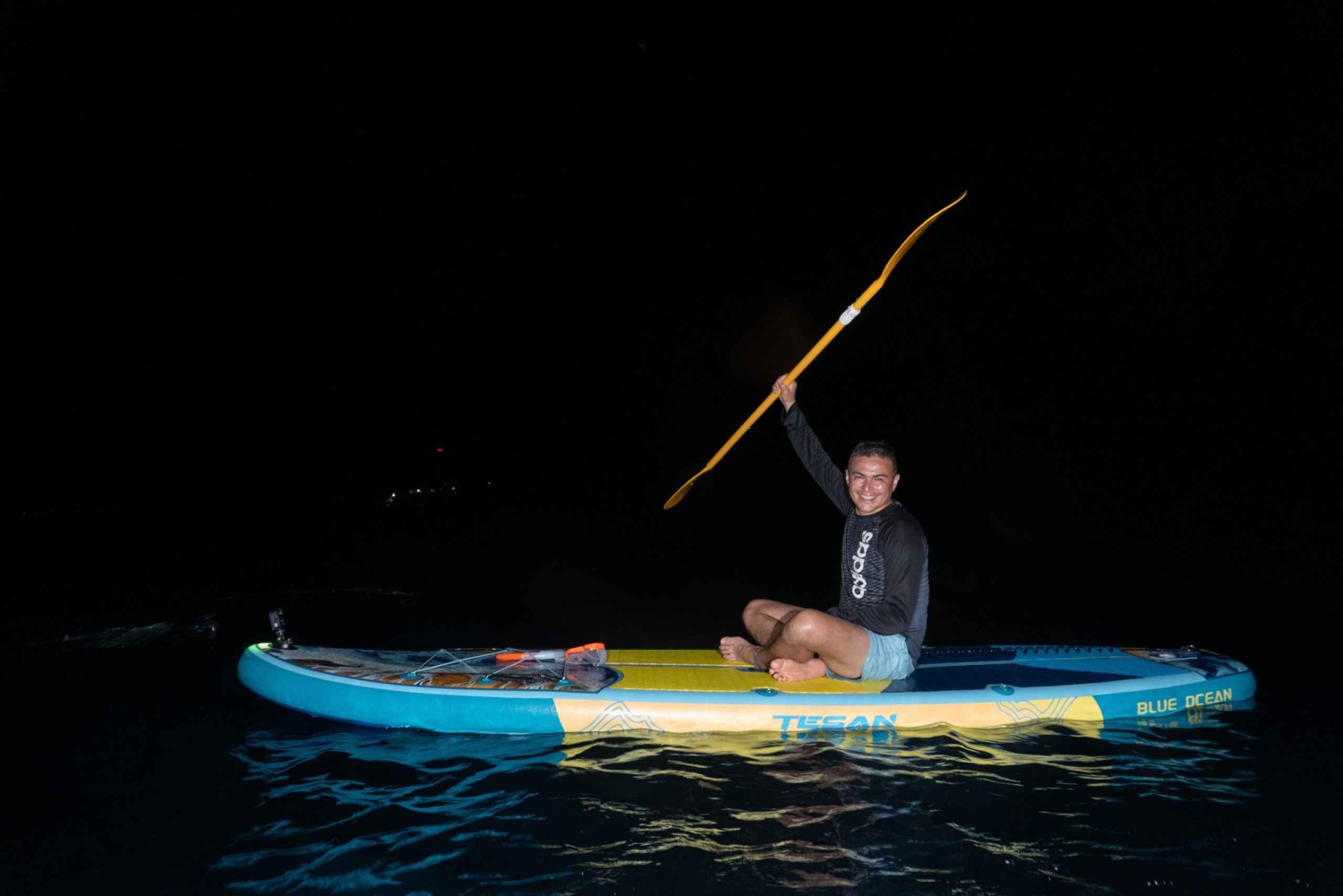 Paddleboarding o zmierzchu na San Andres Islas