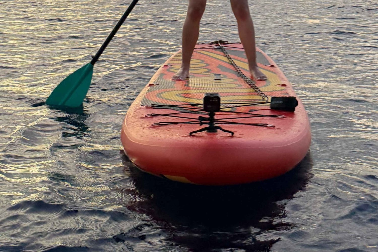 Paddleboarding o zmierzchu na San Andres Islas