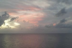 Paddleboarding o zmierzchu na San Andres Islas