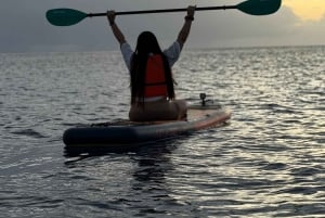 Paddleboarding o zmierzchu na San Andres Islas