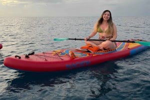 Paddleboarding o zmierzchu na San Andres Islas