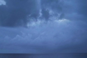 Paddleboarding o zmierzchu na San Andres Islas