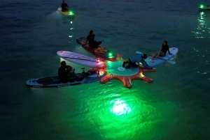 Paddleboarding o zmierzchu na San Andres Islas