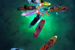 Paddleboarding o zmierzchu na San Andres Islas
