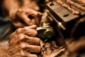 Tobacco Experience in Barichara: Torcido, Tasting & Local Tradition