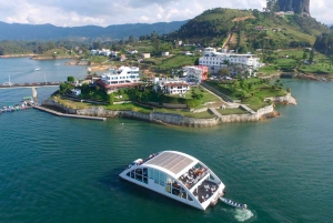 Tour Guatapé: luxury yacht to the stone of Peñol.
