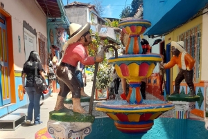 Yksityiskierros: Guatape Piedra Replica Peñol Alto Chocho Barco