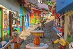 Tour to Guatapé: Alto del Chocho, Piedra del Peñol, lunch, and much more.