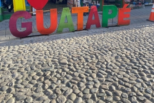 Tur till Guatapé: Alto del Chocho, Piedra del Peñol, lunch och mycket mer