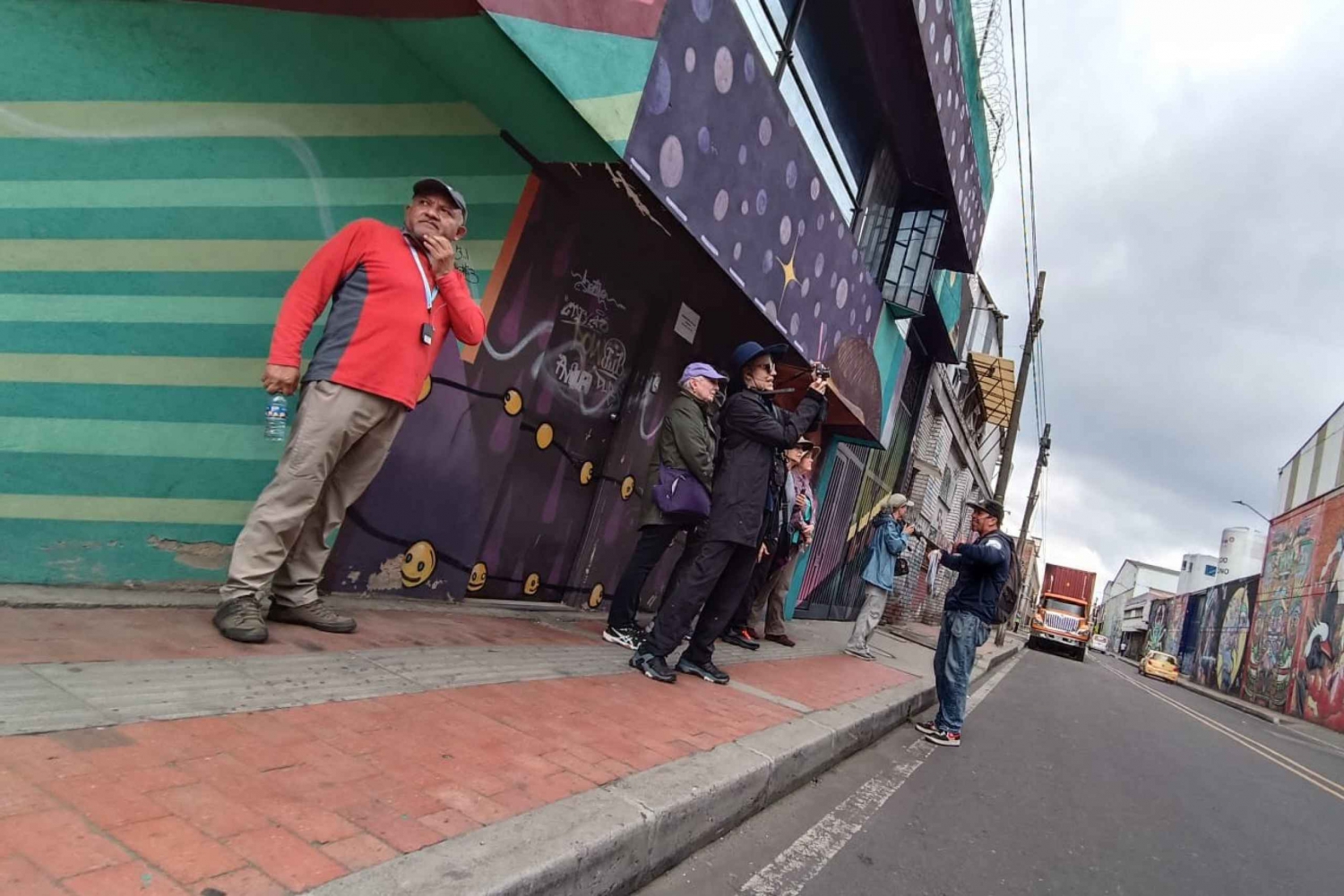 Walls of Wonder: Immersive Journey through Distrito Graffiti