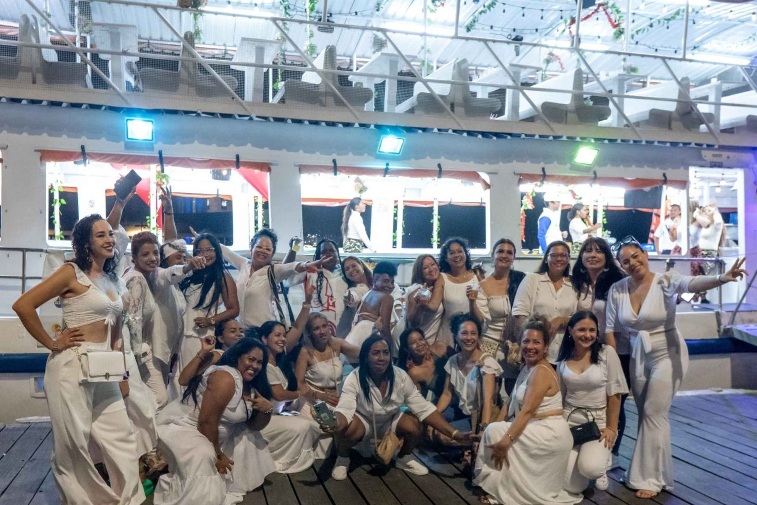 ホワイトナイトボートパーティー：ビュッフェディナー、ダンス、オープンバー