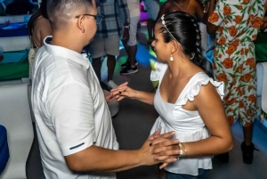 ホワイトナイトボートパーティー：ビュッフェディナー、ダンス、オープンバー