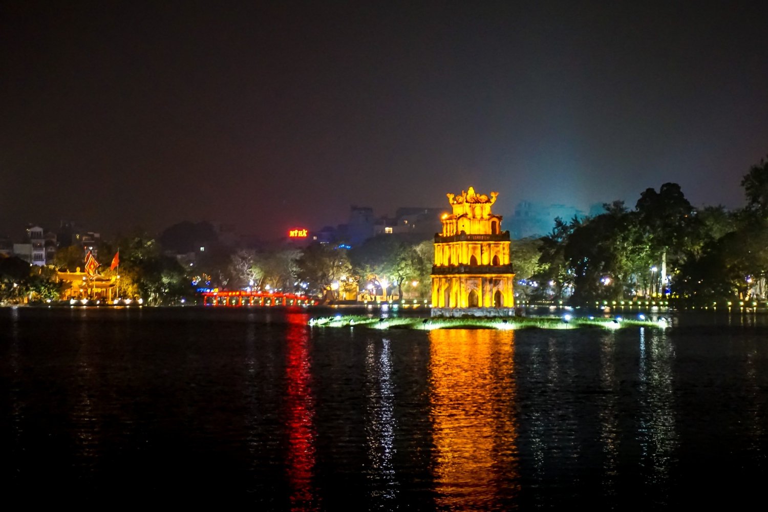 Hanoi: Traditional Ao Dai Dress and Non La Hat Rental