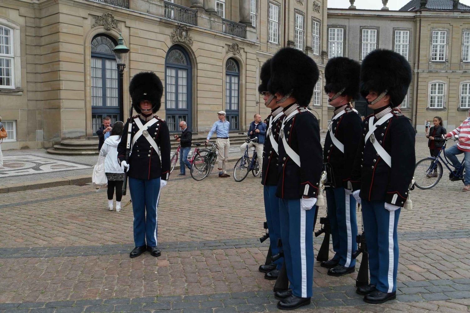Copenhague: Cambio de Guardia con un antiguo Guardia Real