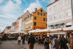 Smaksprøver på dansk mat og omvisning i Københavns gamleby, Nyhavn