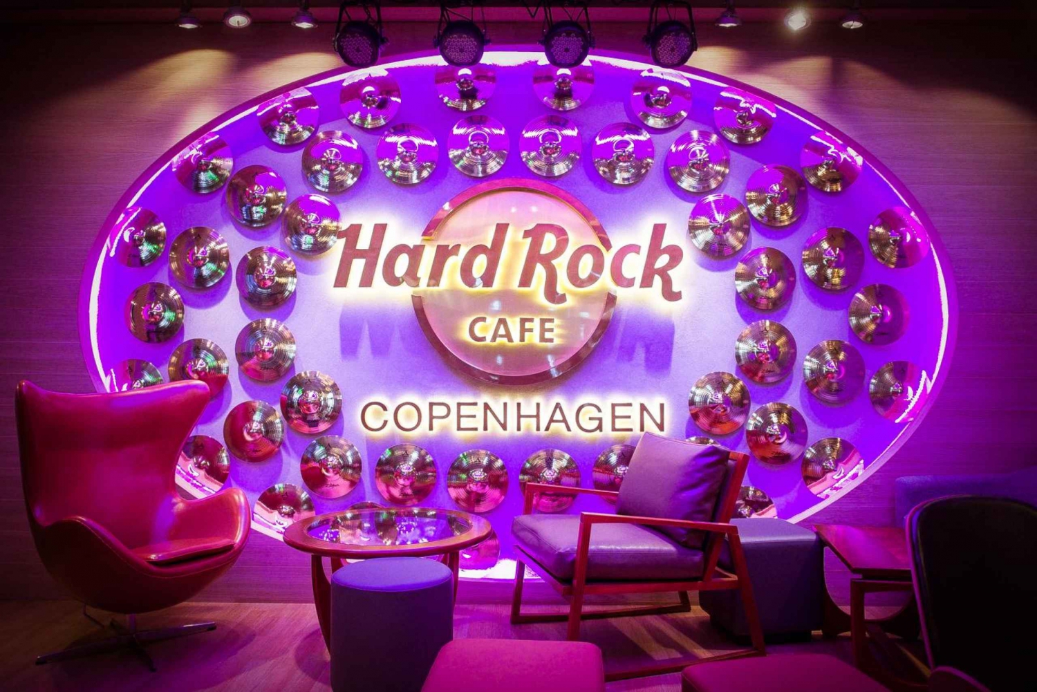 Kööpenhamina: Hard Rock Cafe, jossa on valmis menu lounaaksi tai illalliseksi.