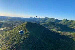 Vol en montgolfière dans la Garrotxa avec transfert depuis Barcelone