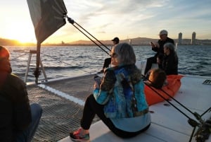 Croisière au coucher du soleil à Barcelone dans un catamaran de luxe