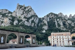 Barcelona: avondtour naar Montserrat, wandelen en jongenskoor
