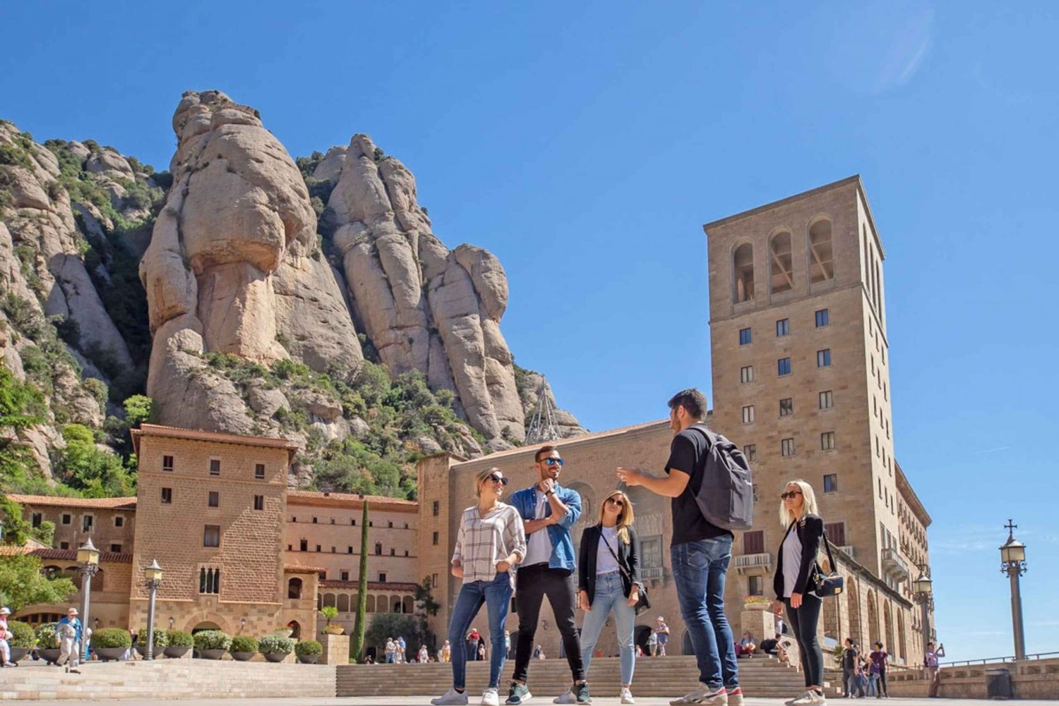 Barcelona: Viagem de 1 dia com guia para Montserrat, Girona e Costa Brava