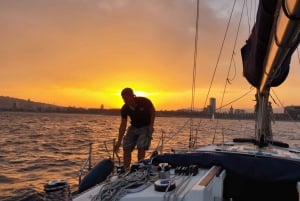 Barcelona: Passeio de barco a vela com uma taça de cava