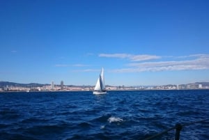 Barcelona: Paseo en velero con una copa de cava