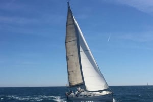 Barcelona: Sailing Trip With Brunch