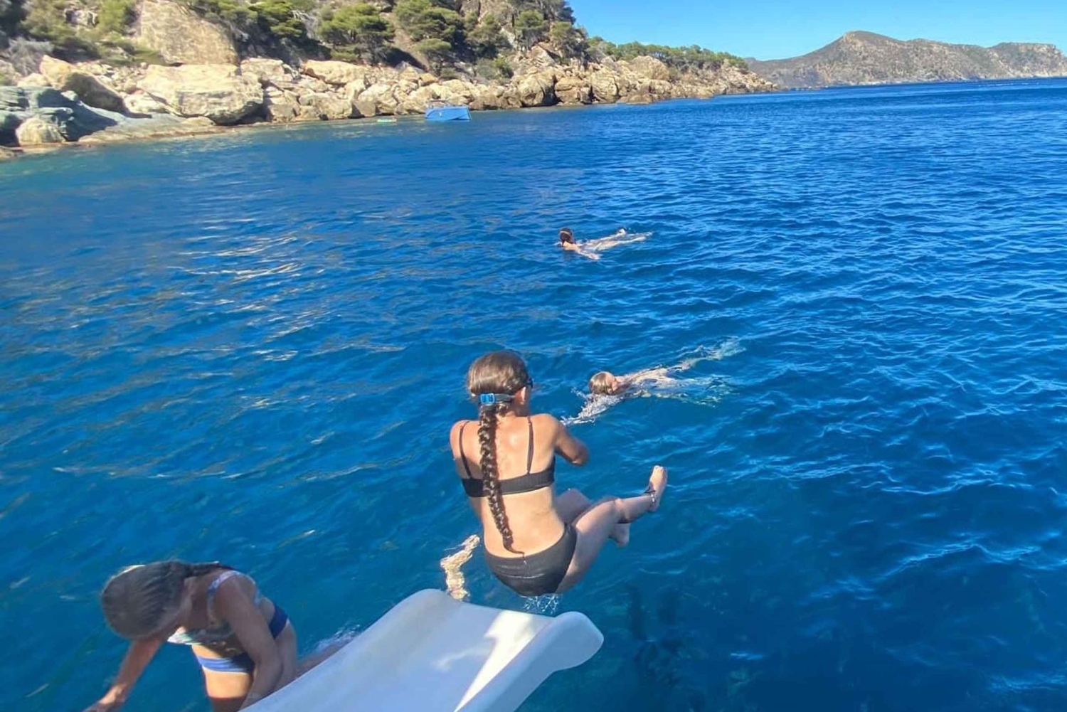 Entre Acantilados y Mar: Viaje a Cadaqués y baño del Paraíso