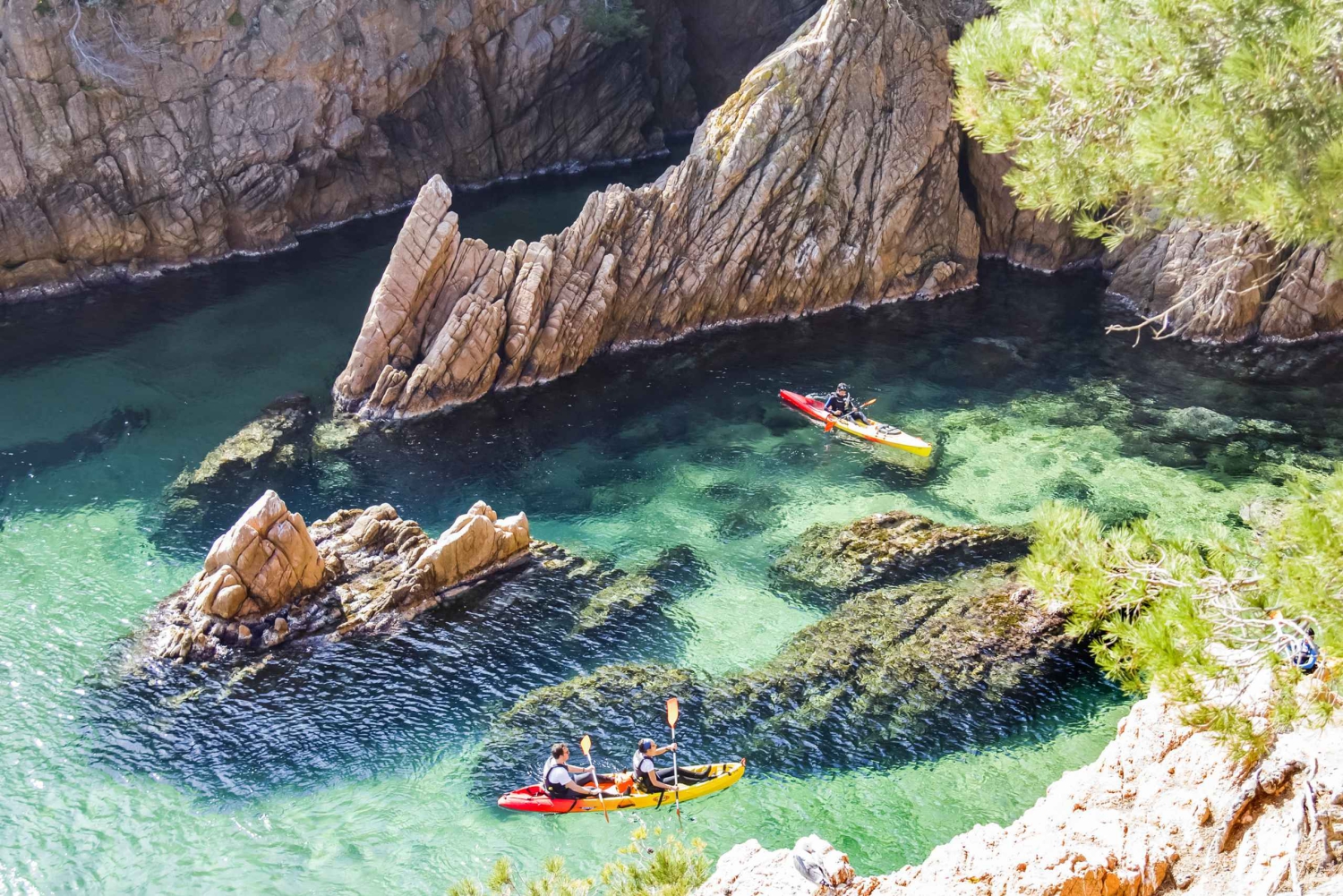 Costa Brava: tour en kayak y esnórquel por cuevas marinas