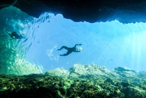 Costa Brava: tour de kayak y esnórquel por cuevas marinas