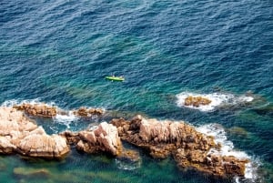 Barcellona: Kayak sulla Costa Brava, snorkeling e salto dalla scogliera con pranzo