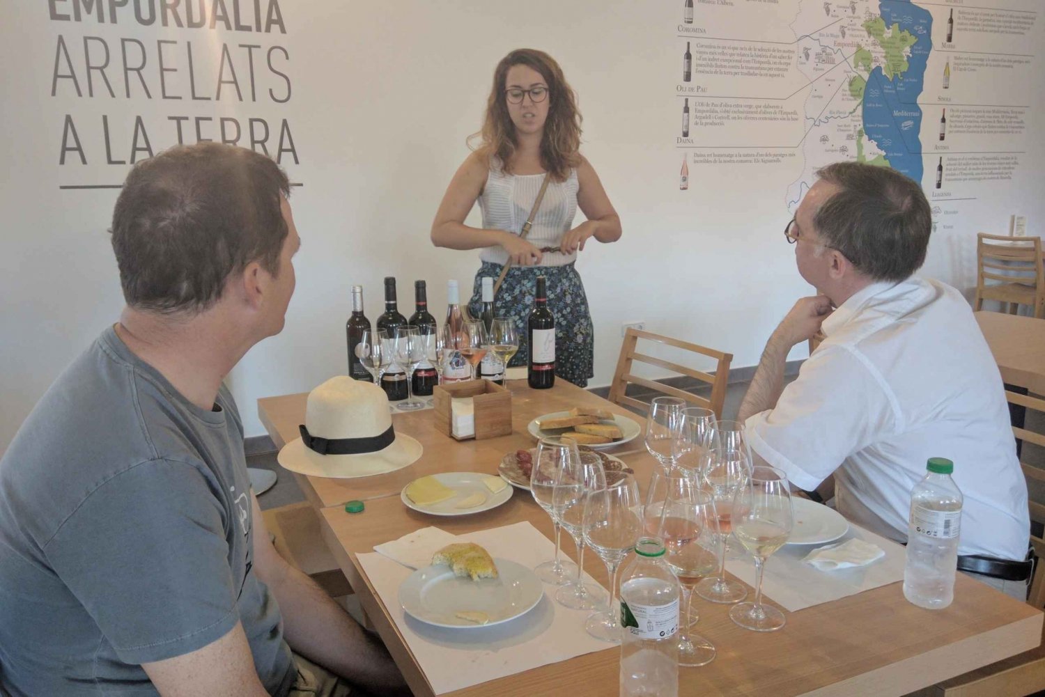 Girona: wycieczka po lokalnych winnicach ze śniadaniem i degustacją wina