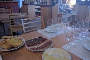 Girona: Local Wineries Tour with Breakfast and Wine Tasting