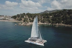 Lloret de Mar : Croisière en catamaran avec barbecue et boissons