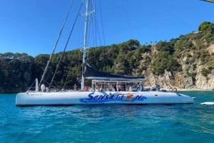 Lloret de Mar : Croisière en catamaran avec barbecue et boissons