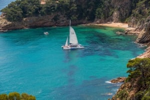 Lloret de Mar : Croisière en catamaran avec barbecue et boissons