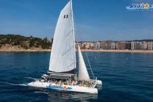Lloret de Mar: Katamaranseilas med grill og drikke