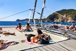Lloret de Mar: Excursión en Catamarán a Vela con Barbacoa y Bebidas