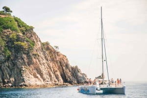 Lloret de Mar: Catamaran zeiltocht met BBQ en drankjes