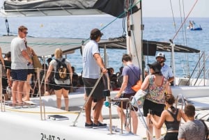 Lloret de Mar: Catamaran zeiltocht met BBQ en drankjes