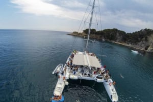 Lloret de Mar: Seglingstur med katamaran, grill och dryck