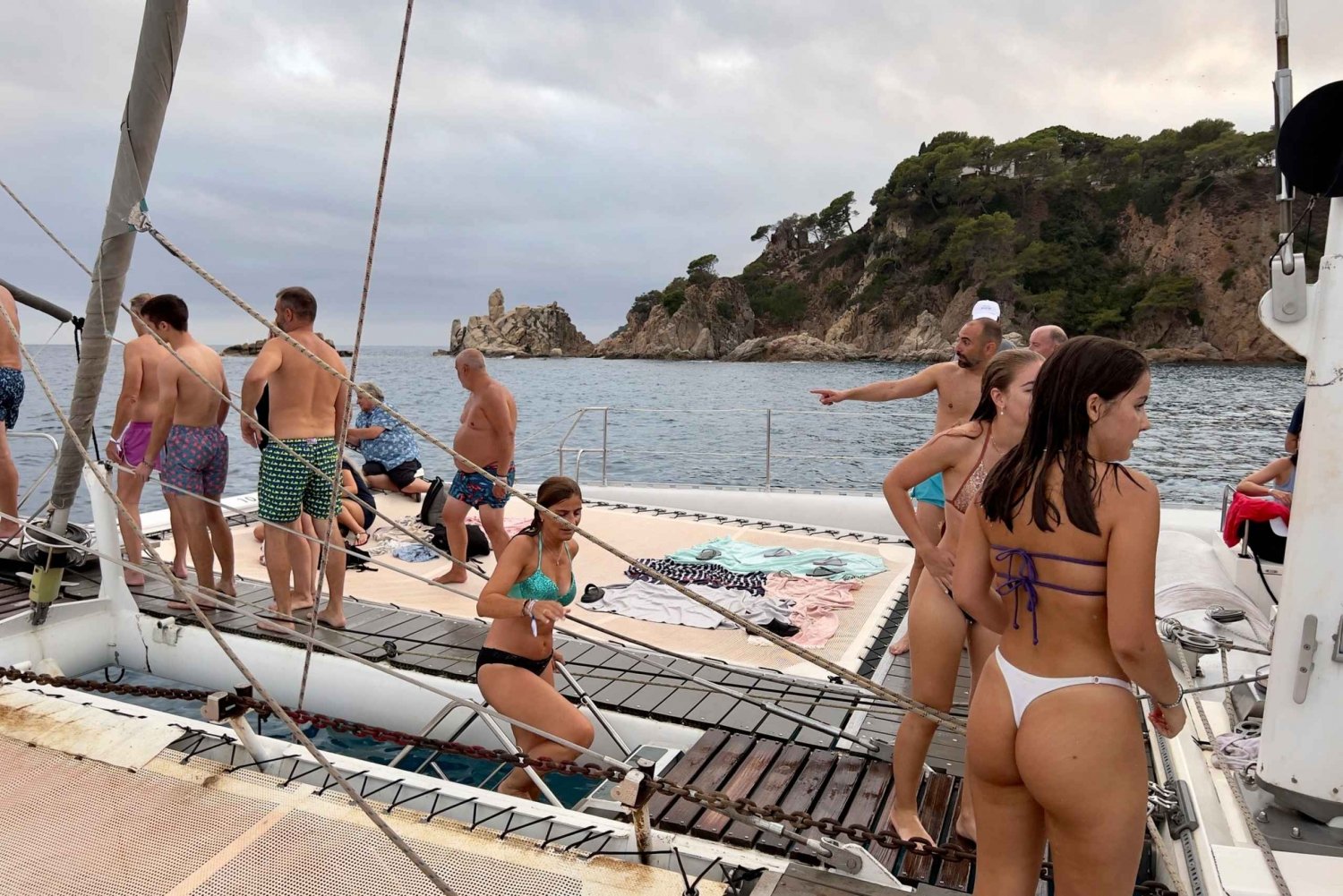 Lloret de Mar: Sunset Catamaran Cruise with DJ and Drinks