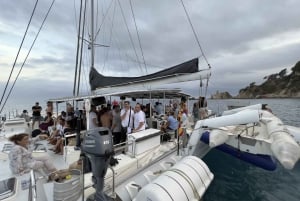 Lloret de Mar: Sunset Catamaran Cruise with DJ and Drinks