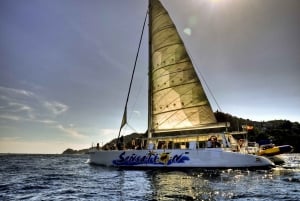 Lloret de Mar: catamarancruise bij zonsondergang met dj en drankjes