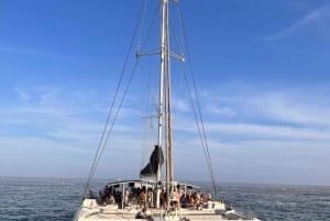 Lloret de Mar: catamarancruise bij zonsondergang met dj en drankjes