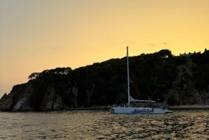 Lloret de Mar : Croisière en catamaran au coucher du soleil avec DJ et boissons