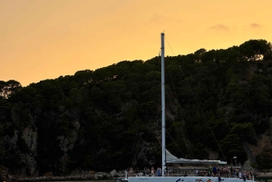Lloret de Mar : Croisière en catamaran au coucher du soleil avec DJ et boissons